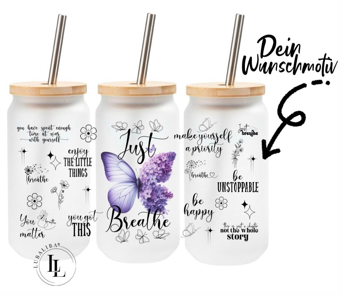 Personalisierter Glasbecher aus Milchglas mit Bambusdeckel und Metall-Trinkhalm – 550 ml